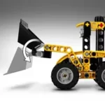 نمای پشت LEGO Technic Backhoe Loader مدل 42197 با جزئیات دقیق