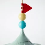 «نمای نزدیک از لوستر ایکیا مدل TROLLBO سبز روشن روی سقف