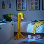 چراغ دکوری زمینی باتری‌خور ایکیا مدل GREJSIMOJS طرح زرافه زرد رنگ